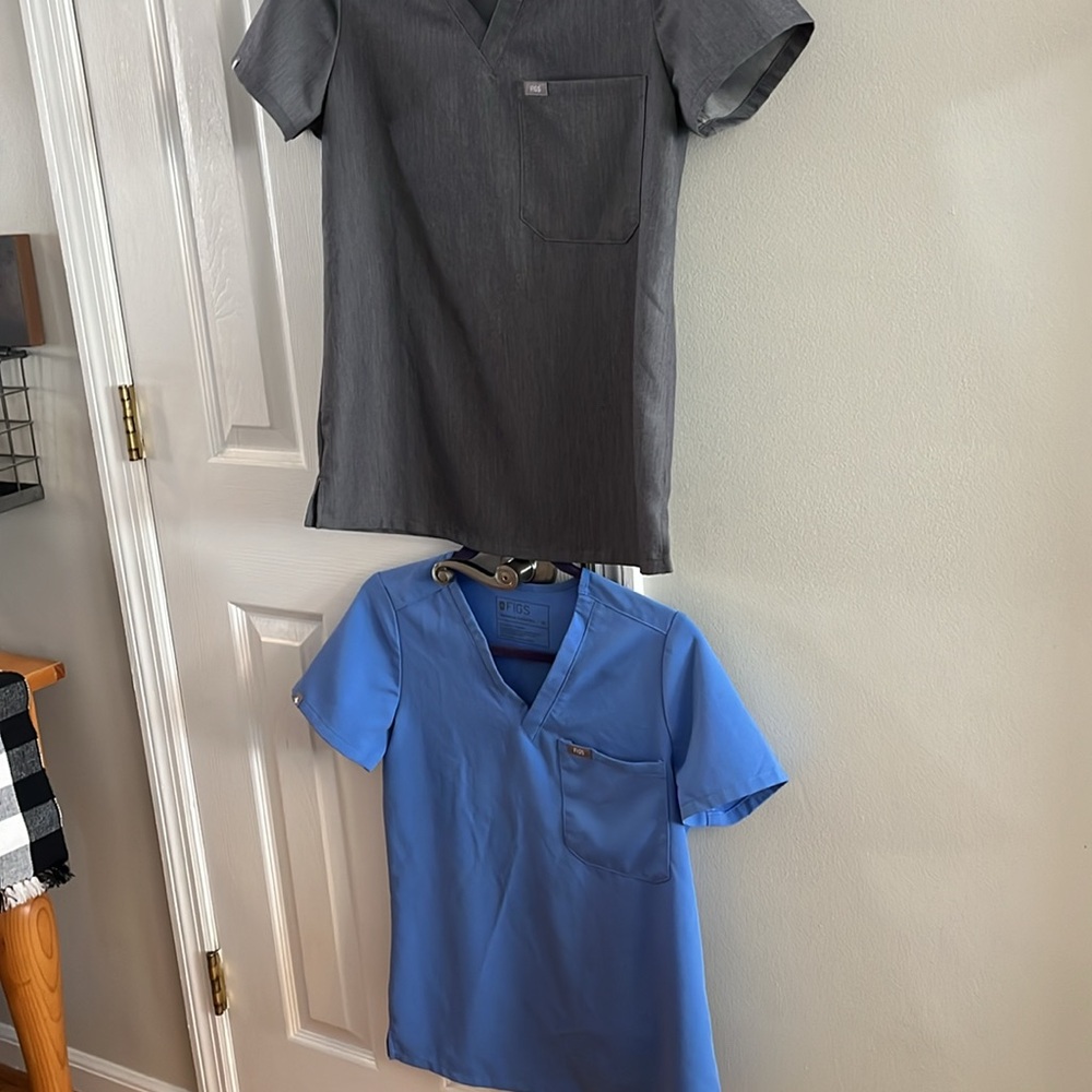 Figs Scrub Tops (2) bundle, Blue and Gray, Size XS
Catarina One-Pocket Scrub Top